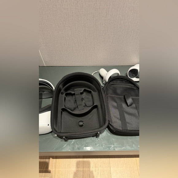 Oculus Quest 2 - Includes Elite Strap and Hard Case - Picture 2 of 6